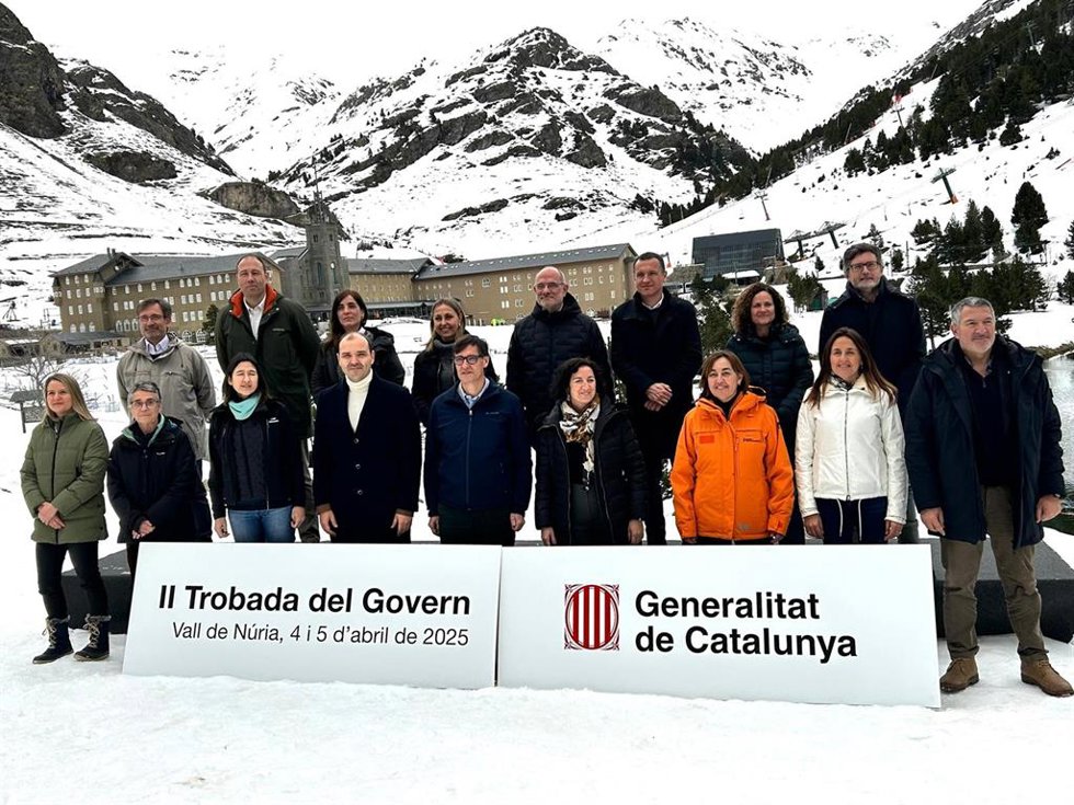 Foto de familia del Govern, presidida por el presidente de la Generalitat, Salvador Illa, durante las jornadas de trabajo del Govern en la Vall de Núria (Girona)