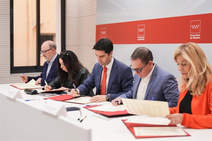 El consejero de Educación, Ciencia y Universidades, Emilio Viciana, junto a los representantes de los sindicatos de Mesa Sectorial de Educación en la firma del acuerdo por la reducción del horario lectivo en Secundaria, el 4 de abril de 2025, en Madrid.