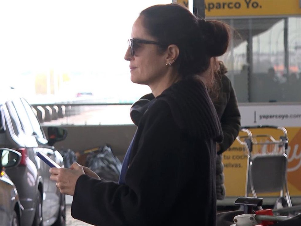 Carolina Herrera, a su llegada al aeropuerto de Madrid tras dar el último adiós a su padre, Reinaldo Herrera, en Nueva York