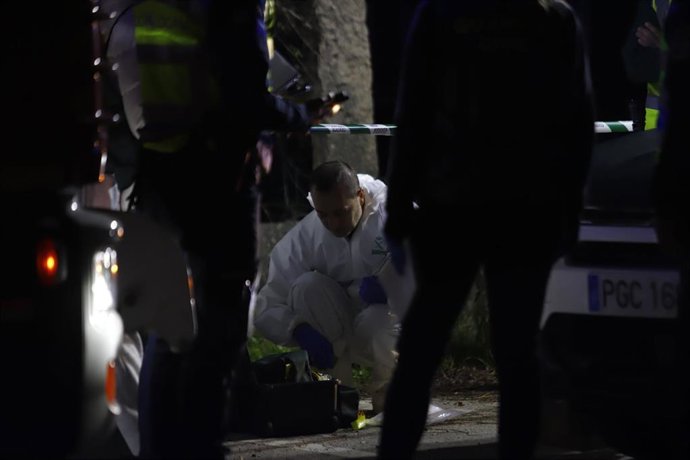 Archivo - Arquivo - Axentes da Policía Secreta traballan nun polígono industrial das Gándaras, a 23 de novembro de 2023, no Porriño.