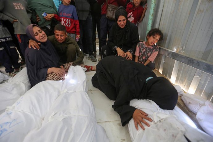 2 de abril de 2025, Jabalia, Faixa de Gaza, Território Palestino: Corpos de palestinos, incluindo crianças, são levados ao Hospital Indonésio por seus parentes para procedimentos funerários após os ataques israelenses contra a clínica médica da UNRWA que 