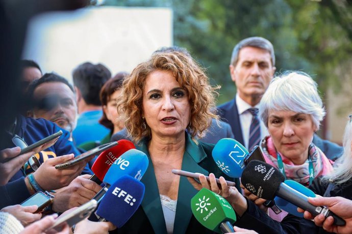 La vicepresidenta primera del Gobierno, María Jesús Montero atiende a los medios de comunicación en Sevilla. (Foto de archivo).