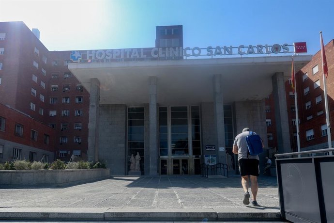 Archivo - Arquivo - Fachada do Hospital Clínico San Carlos, em 8 de agosto de 2024, em Madri (Espanha).