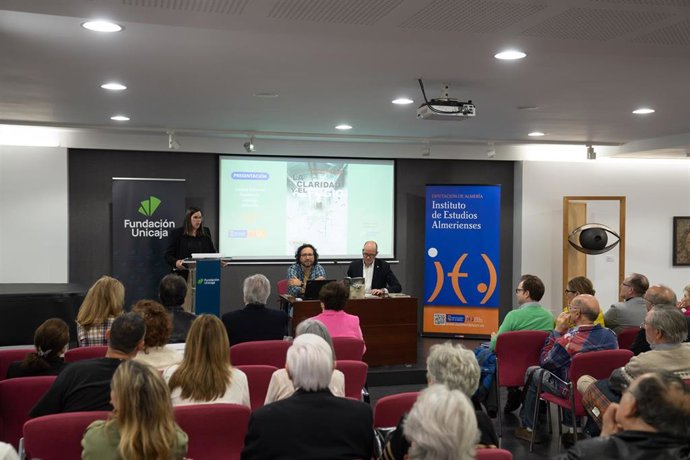 Presentación de 'La Claridad y el Refugio' en la Feria del Libro de Almería.
