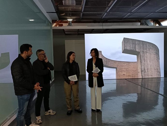 La concejala de Cultura de Gijón, Montserrat López Moro, inaugura la exposición 'Esculturas vibrantes', de Juanjo Palacios, en la antigua Rula de Gijón.