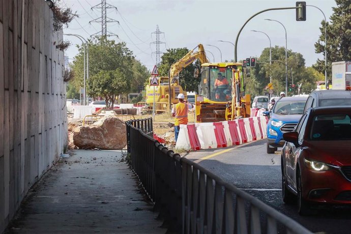 Archivo - Obras del "tranvibús" en Sevilla Este 