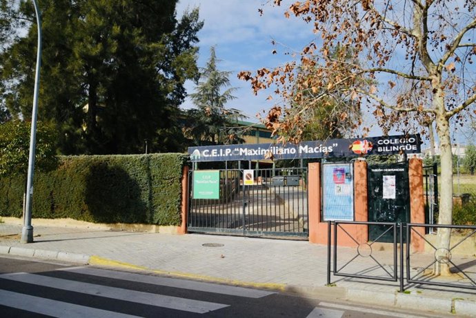 Archivo - Entrada del colegio Maximiliano Macías de Mérida
