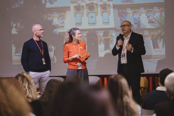 El diputado provincial de Cultura, Educación y Juventud, Manuel López Mestanza, la directora de la Fundación Contemporánea, Sara Magán y el director de La Térmica, Antonio Javier López han inaugurado este viernes las jornadas
