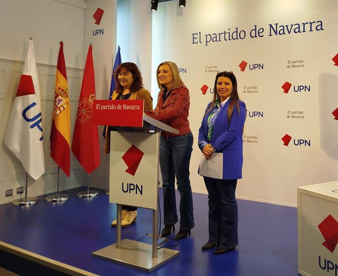 La presidenta de UPN y portavoz del grupo municipal en el Ayuntamiento de Pamplona, Cristina Ibarrola, junto a la alcaldesa del Valle de Egüés, Xuriñe Peñas, y la portavoz regionalista en el Ayuntamiento de Burlada, Ana Góngora