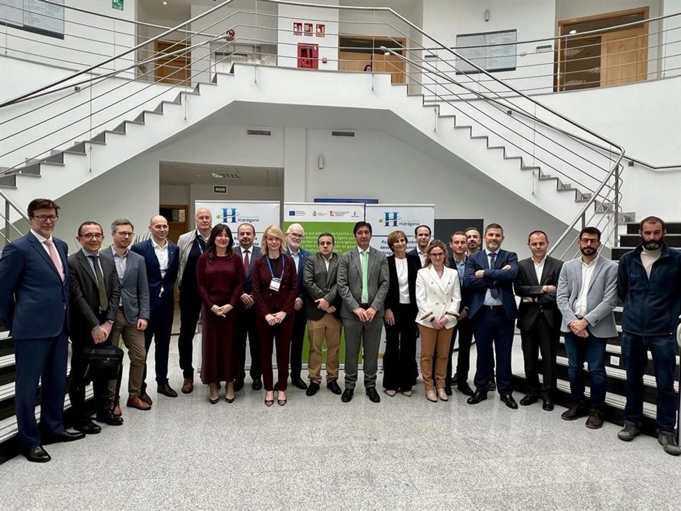 Visita del vicepresidente segundo del Gobierno de C-LM, José Manuel Caballero, al Centro Nacional del Hidrógeno en Puertollano.