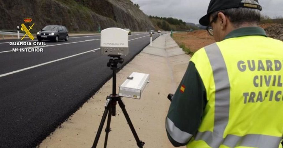 Guardia Civil de tráfico en una carretera.