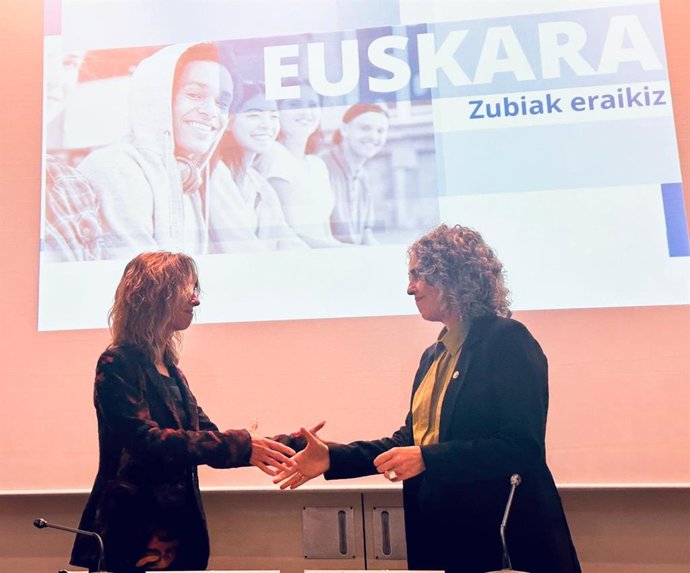 Maïder Behoteguy eta Ibone Bengoetxea hitzarmena sinatu ondoren