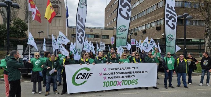 Casi medio centenar de personas se moviliza en Valladolid en defensa de las retribuciones y condiciones laborales de los trabajadores públicos