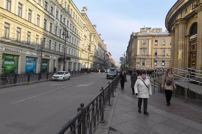 Peatones pasean por una calle de San Petersburgo, Rusia
