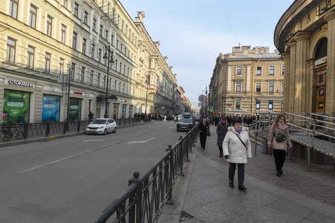 11 de março de 2025, São Petersburgo, Rússia: Pessoas caminham pela rua Vosstaniya em São Petersburgo.