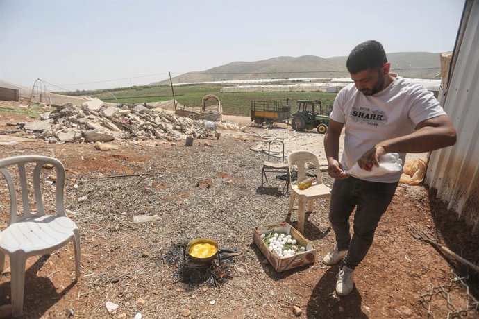 3 de abril de 2025, Nablus, Cisjordânia, Palestina: Um fazendeiro palestino, Gharib, é visto se preparando para fritar ovos para o café da manhã em um fogo a lenha em uma fazenda ao norte do Vale do Jordão, perto da cidade de Tammun, na Cisjordânia. Colon