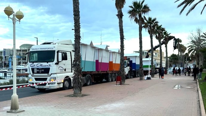 Las primeras casetas renovadas de los 'hippies' de la Explanada llegan a su nueva ubicación en el entorno del Puerto de Alicante, el 4 de abril de 2025.
