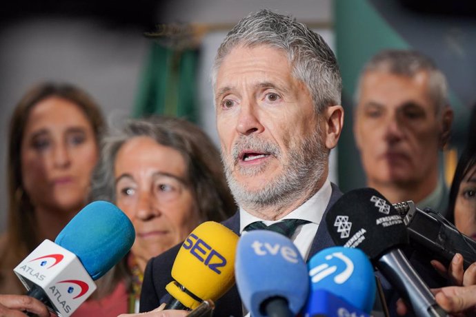 El ministro del Interior, Fernando Grande-Marlaska, durante la inauguración de las nuevas instalaciones de la Intervención de Armas y Explosivos de la Guardia Civil, en la Comandancia de la Guardia Civil de Álava, a 4 de abril de 2025, en Vitoria-Gasteiz,