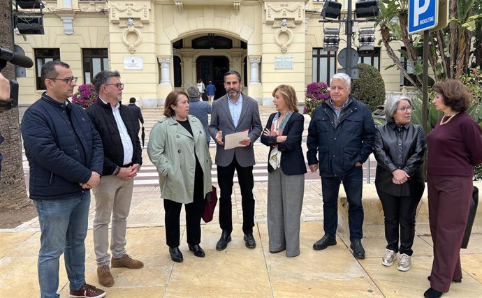 El portavoz municipal del PSOE, Daniel Pérez, junto con ediles socialistas