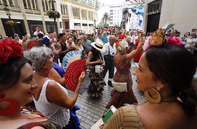 Archivo - Miles de malagueños y visitantes disfrutan la Feria de Málaga en una imagen de archivo 
