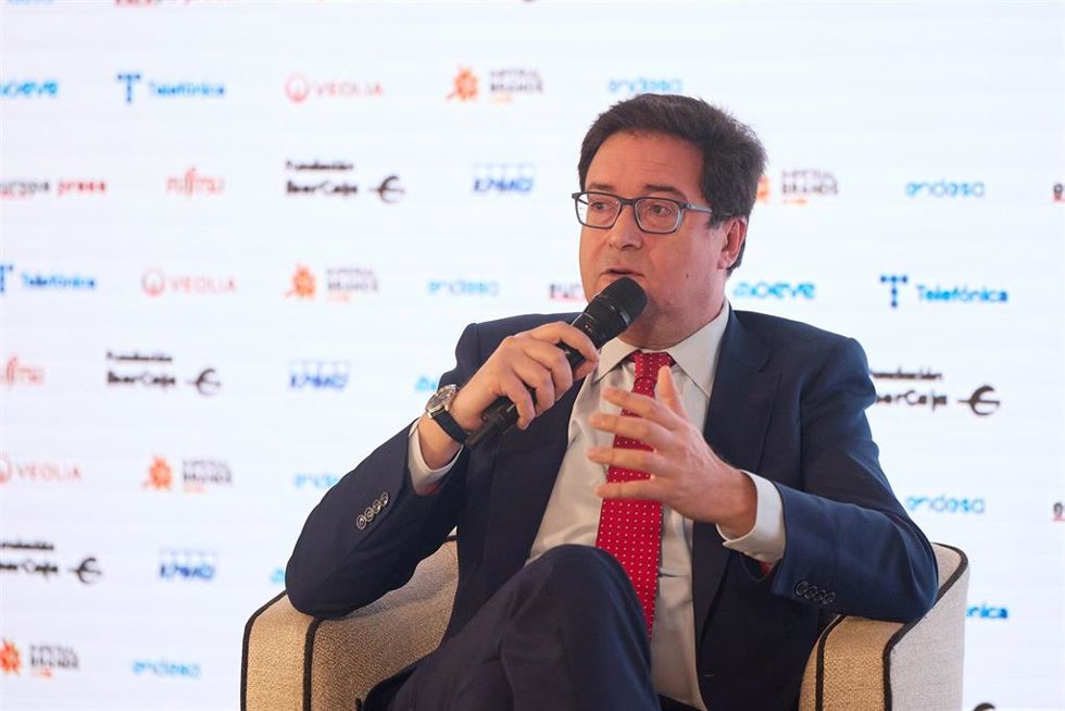 El ministro para la Transformación Digital y de la Función Pública, Óscar López, interviene durante un desayuno informativo de Europa Press, a 3 de abril de 2025, en Madrid (España).