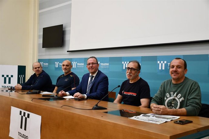 El vicepresidente de la Diputación de Toledo, Juan Carlos Sánchez, con representantes de los bomberos del Consorcio Provincial.