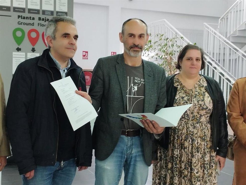 El candidato a rector de la Universidad de Huelva, Pepe Rodríguez (centro), antes de registrar la candidatura.