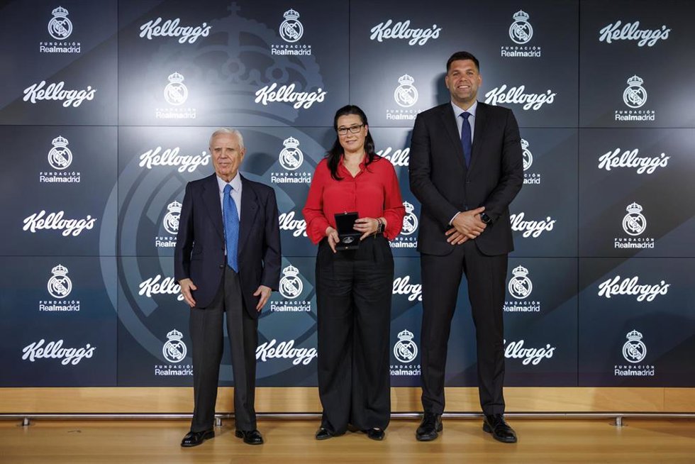 El patrono de la Fundación Real Madrid y vicepresidente ejecutivo del club blanco, Enrique Sánchez; el exjugador y embajador del Real Madrid Felipe Reyes, y la directora de Asuntos Corporativos de Kellogg's, Amparo Lobato.