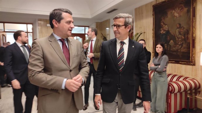 El alcalde de Córdoba, José María Bellido, con el consejero de Industria de la Junta de Andalucía, Jorge Paradela.