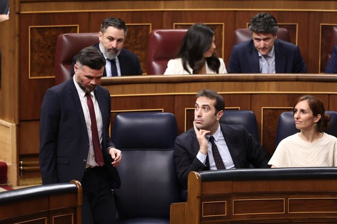(I-D) El portavoz de ERC en el Congreso, Gabriel Rufián; el ministro de Economía, Carlos Cuerpo y la ministra de Sanidad, Mónica García.