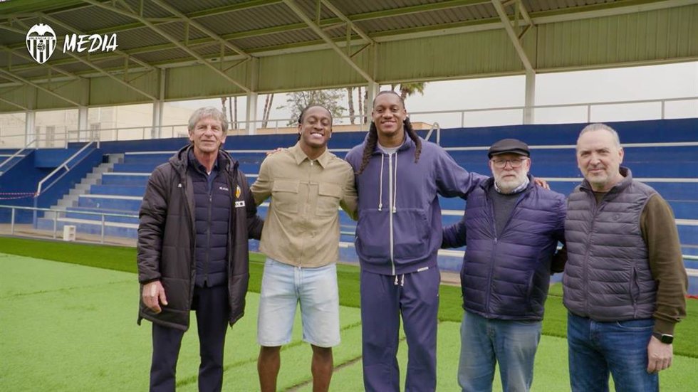 El jugador de los Chicago Bears Tremaine Edmunds, visita a la UD Aldaia CF y el CF Atlético Sedaví, junto al Valencia CF.