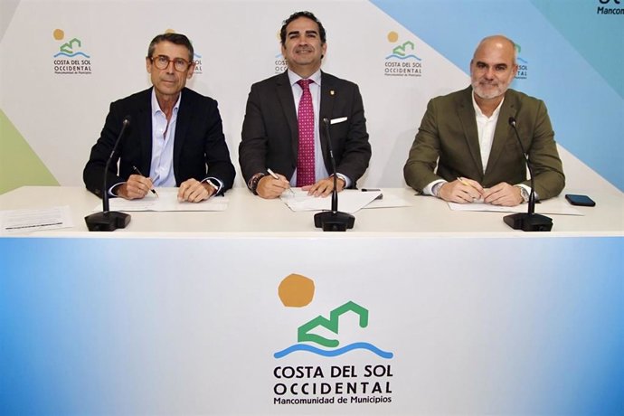 Manuel Cardeña, presidente de la Mancomunidad de Municipios de la Costa del Sol Occidental, y el delegado de Agricultura, Pesca, Agua y Desarrollo Rural de la Junta de Andalucía en Málaga, Fernando Fernández Tapia-Ruano, han suscrito el convenio.