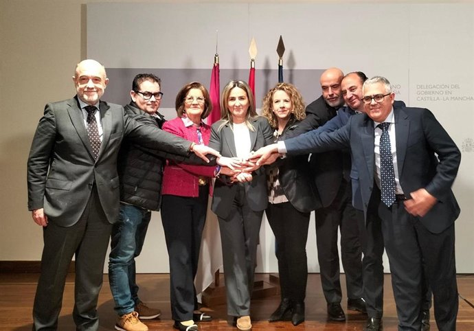 Representantes de Cecam, Consejo Regional de Cámaras, Cámara de Toledo, CCOO, UGT se reúnen con la delegada del Gobierno, Milagros Tolón.
