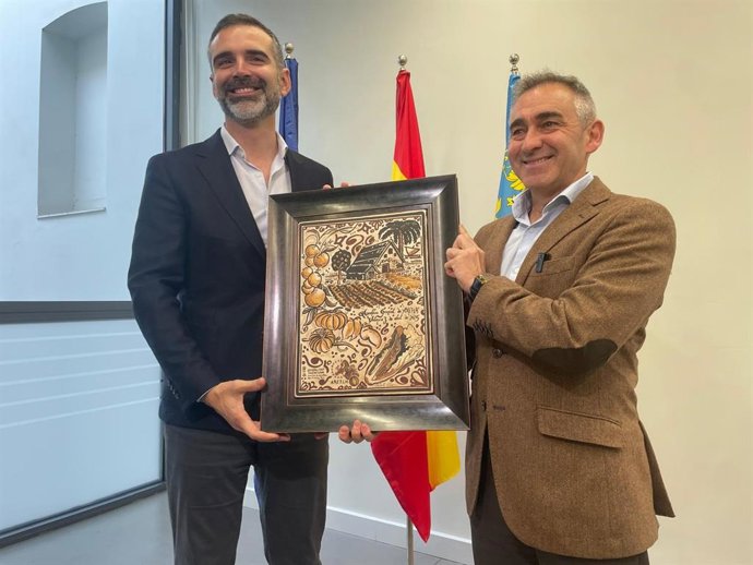 El consejero de Agricultura de Andalucía, Ramón Fernández-Pacheco, con su homólogo valenciano, Miguel Barrachina.