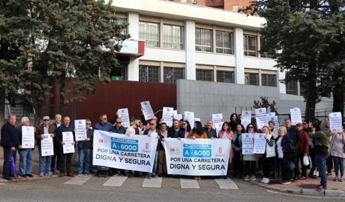 Concentración para exigir el arreglo de la carretera A-6000.