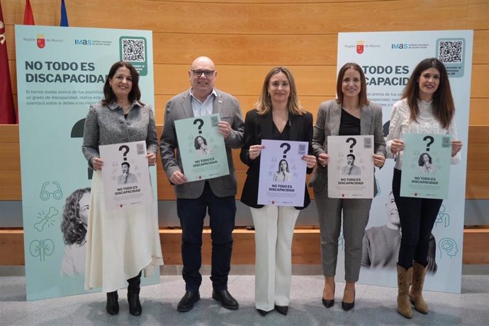 La consejera de Política Social, Conchita Ruiz, junto a la directora gerente del SMS, Isabel Ayala, y el presidente de Cermi Región de Murcia, Pedro Martínez   