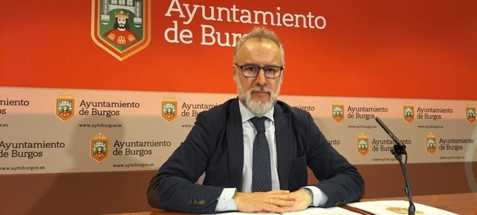 El conceajal de Movilidad presenta la memoria del servicio de transporte urbano.