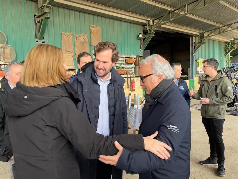 El consejero de Agricultura, Ganadería y Alimentación del Gobierno de Aragón, Javier Rincón, y el eurodiputado del PP Borja Giménez Larraz en Monzalbarba (Zaragoza), reunidos con ganaderos aragoneses.