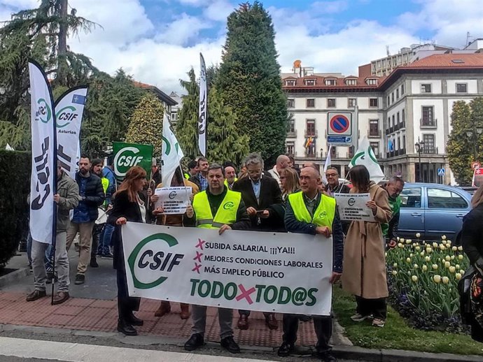Concentración de representantes de CSIF ante la sede de la Delegación del Gobierno de España en Asturias