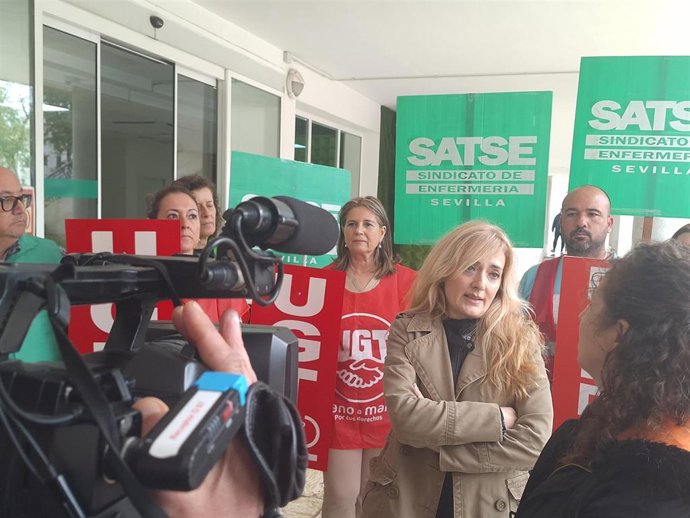 La secretaria de Empleo del PSOE-A, Carmen Castilla, se reúne con representantes sindicales en el Hospital Virgen del Rocío de Sevilla.