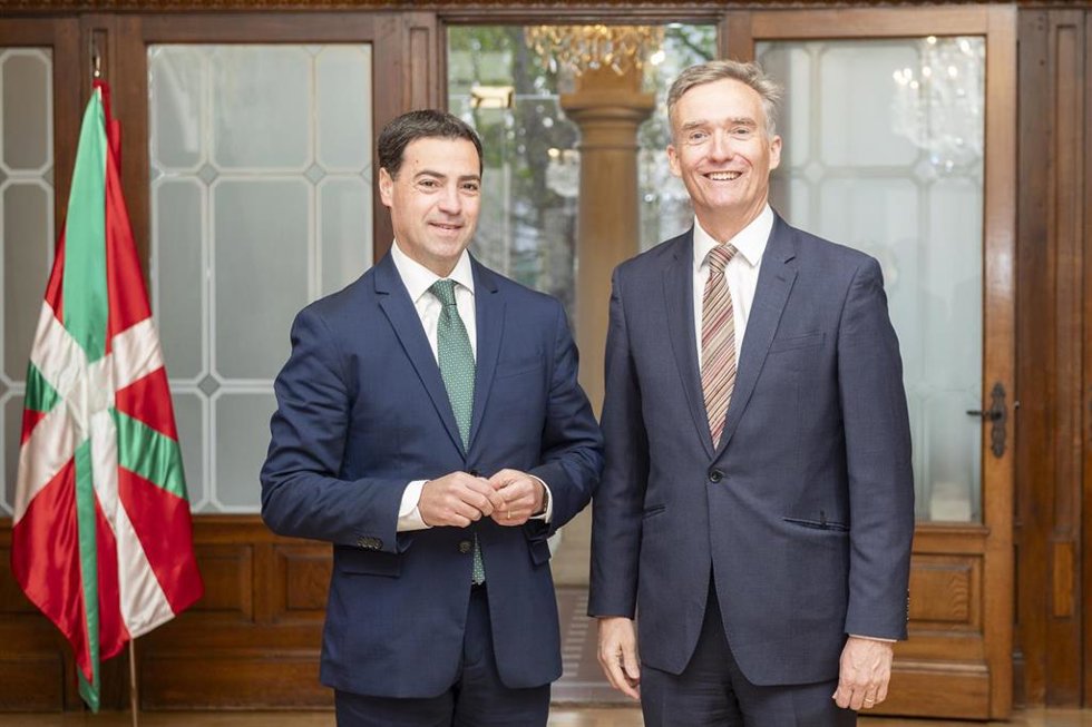 El Lehendakari, Imanol Pradales, recibe al Embajador de Reino Unido, Sir Alex Ellis