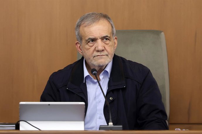 Archivo - Arquivo - O presidente iraniano Masoud Pezeshkian durante um evento na capital Teerã (arquivo)