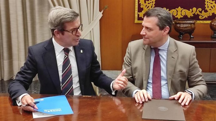 Paradela (izda.) habla con Bellido en el Ayuntamiento de Córdoba.