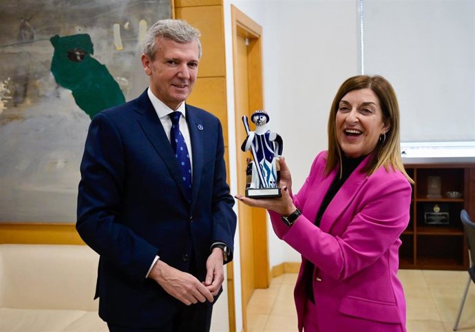 El presidente gallego se reúne con la presidenta cántabra, a la que obsequia con una figura de Sargadelos.