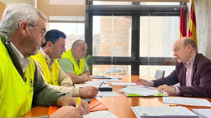 El portavoz adjunto de VOX en las Cortes de Aragón, Santiago Morón, se ha reunido con representantes de AEGA.