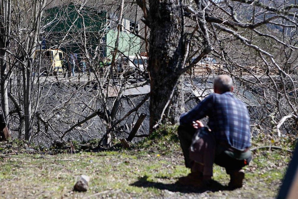Familiares y amigos de las víctimas durante las labores de búsqueda de las víctimas del accidente en la mina de Cerredo, a 31 de marzo de 2025, en Degaña, Asturias (España). Cinco personas han fallecido y otras cuatro han resultado heridas de considerac