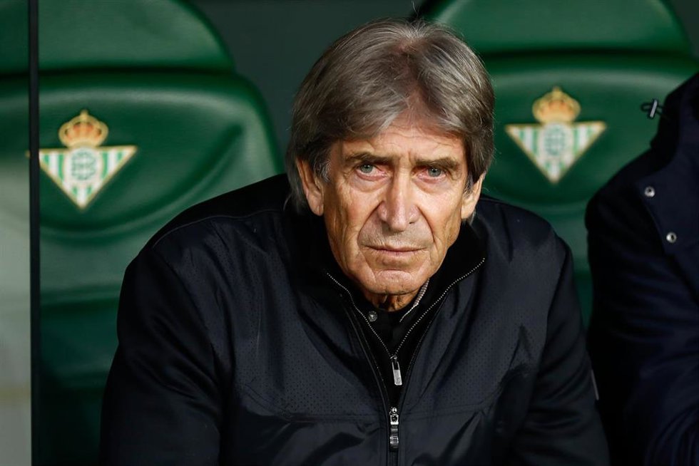 Archivo - Manuel Pellegrini durante un partido con el Real Betis Balompié