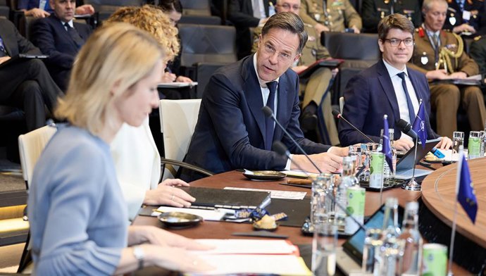 04 de abril de 2025, Bélgica, Bruxelas: O secretário-geral da OTAN, Mark Rutte, olha para a vice-presidente da Comissão Europeia, Kaja Kallas, enquanto faz o discurso de abertura durante a reunião dos ministros das Relações Exteriores da OTAN. Foto: OTAN/