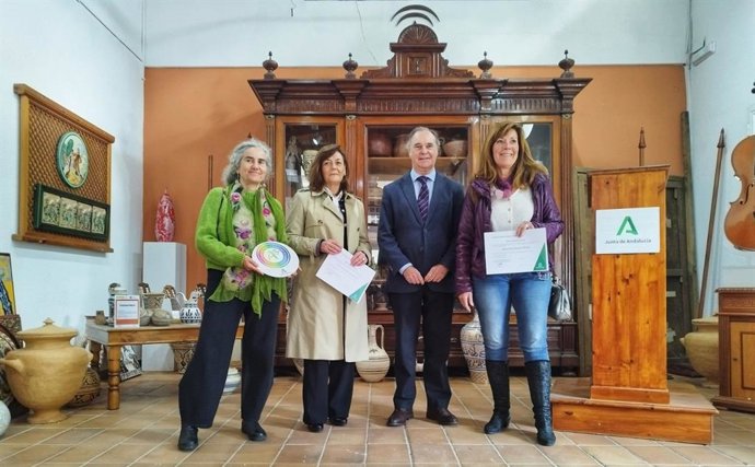 El delegado territorial de Empleo entrega dos nuevas Cartas de Maestras Artesanas y una placa PIA en la clausura de los Días Europeos de la Artesanía.