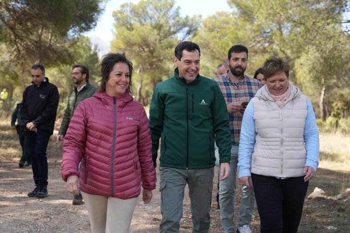 El presidente de la Junta de Andalucía, Juanma Moreno, este viernes en Iznalloz (Granada)